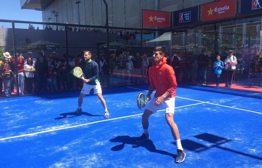 Novak Djokovic se pasa al padel de la mano de Juan Martín Díaz